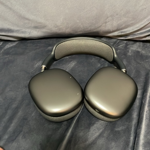 Apple AirPods Max in Space Grey - Picture 10 of 14